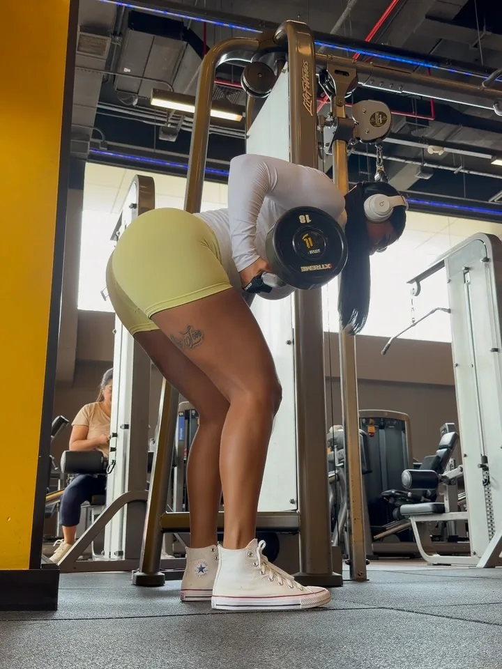 Ejercicio de espalda en el gym